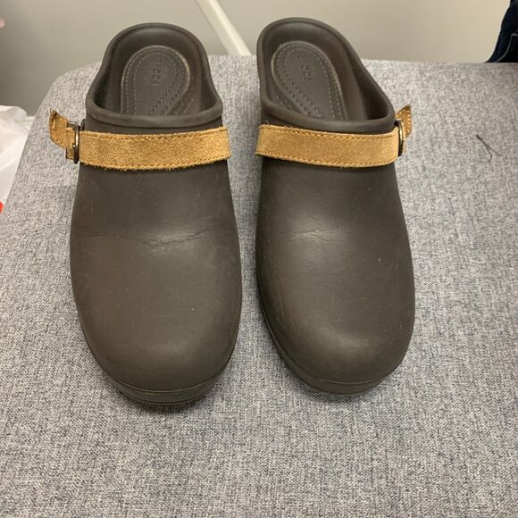 CROCS Women's Sarah Belted Clogs Brown Tan Suede Leather Strap Style 203631 Sz 8 - Picture 2 of 10